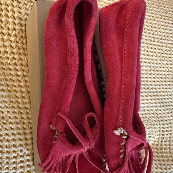 Minnetonka Red Moccasin size 8 like new womens - Picture 2 of 7